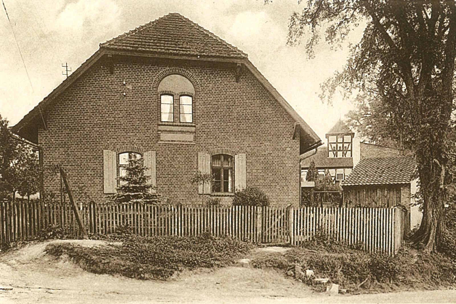 Historische Aufnahme der alten Schule in Ferch