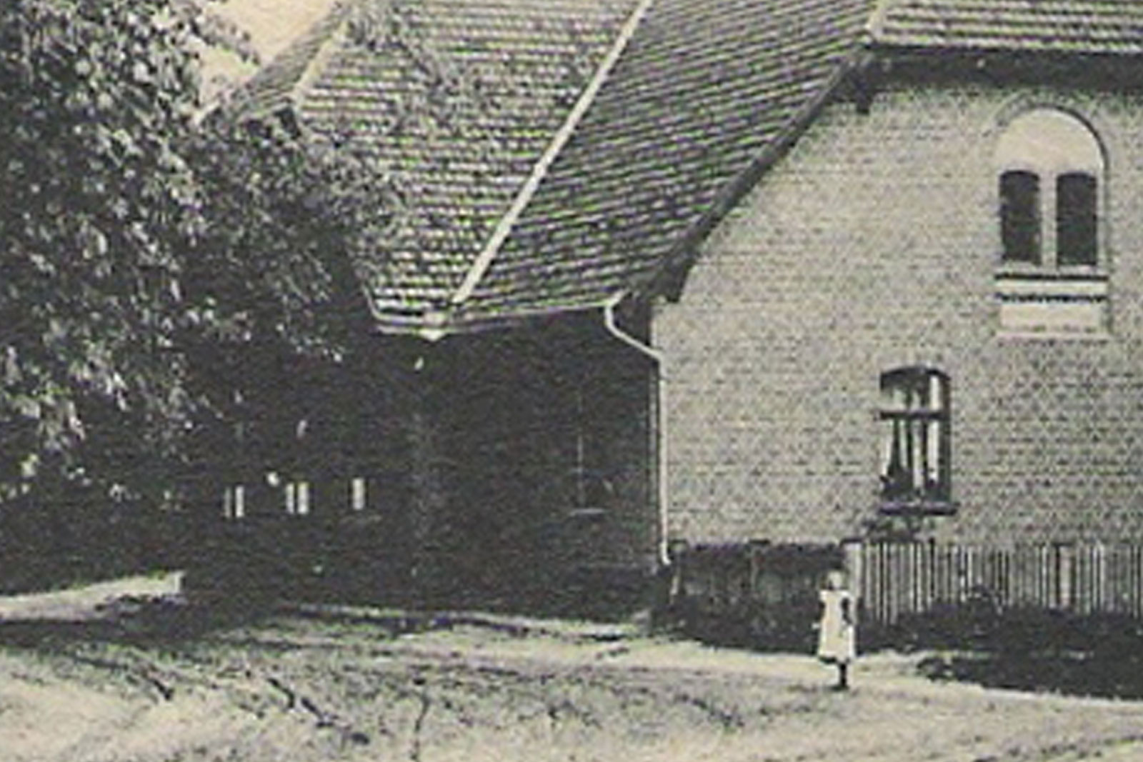 Historische Aufnahme des alten Schulhauses in Ferch 