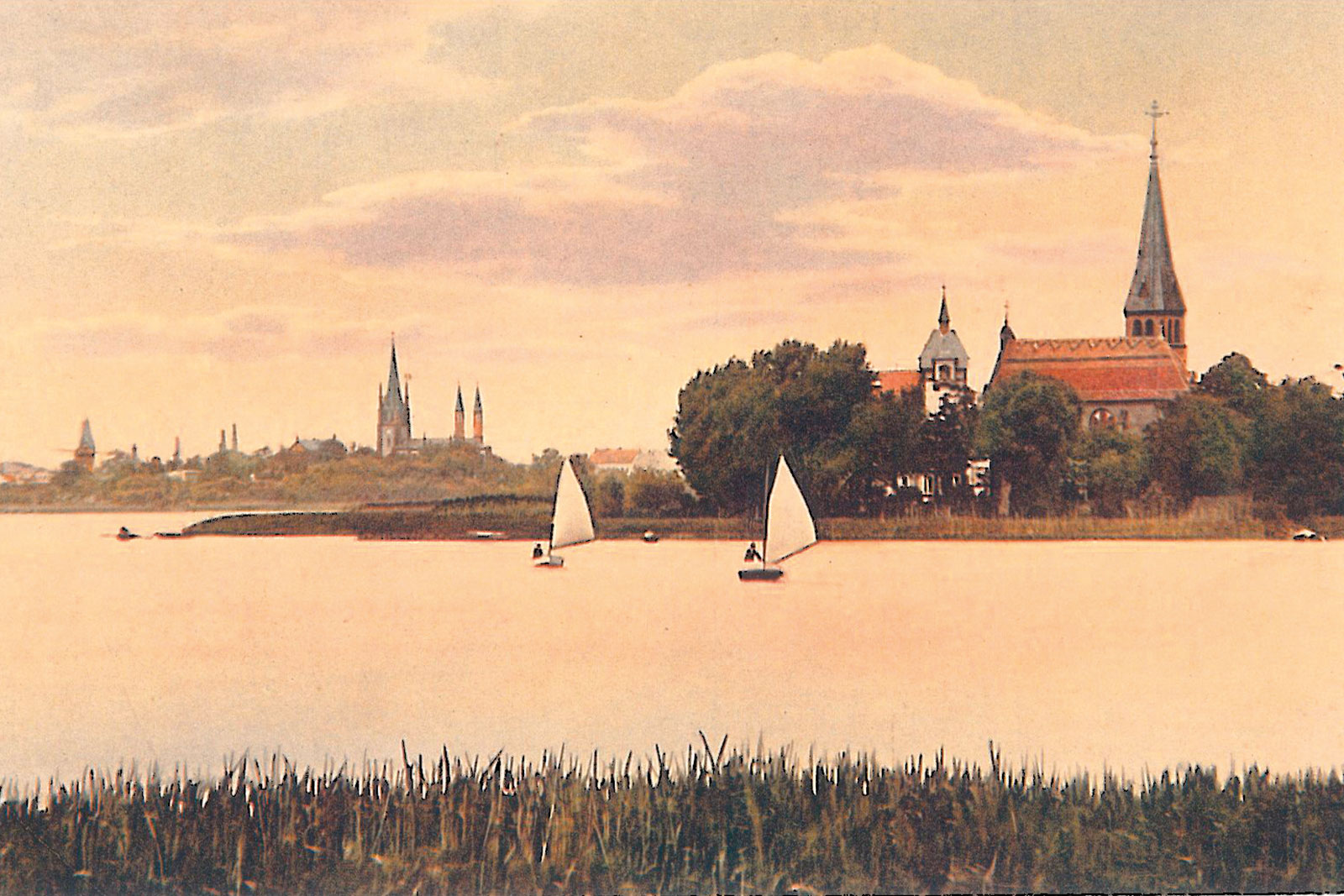 Historische Aufnahme von Geltow mit Blick auf das Wasser und die Kirche