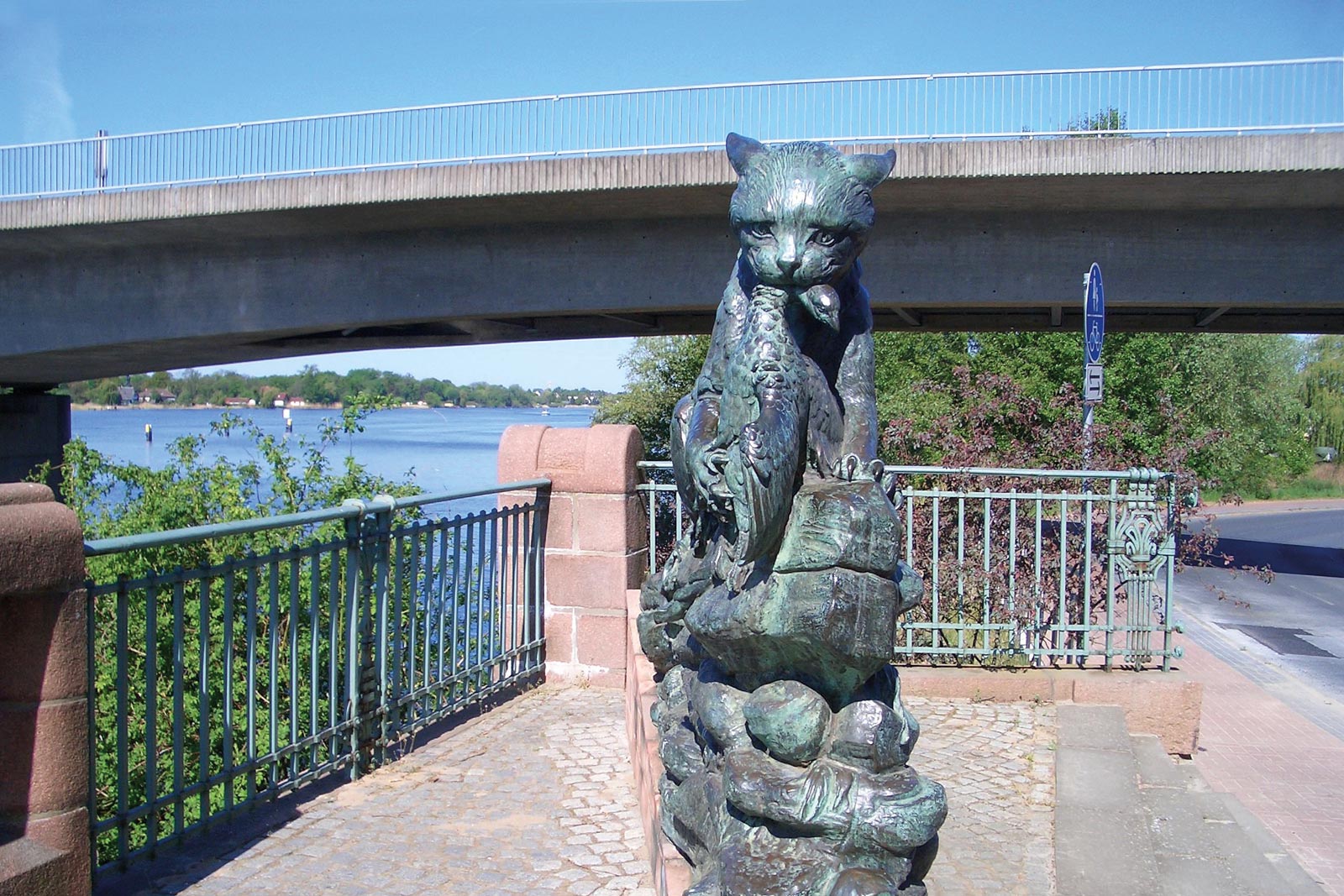 Skulptur vor der Baumgartenbrücke in Geltow bei sonnigem Wetter 